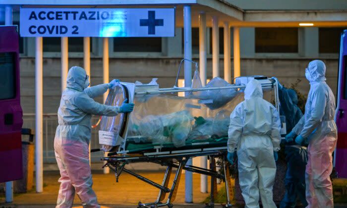 2020年3月16日、ローマ。中共ウイルス感染患者を運ぶ医療スタッフ（Andreas Solaro /AFP via Getty Images）