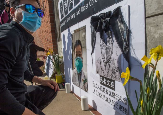 中国人留学生らが2020年2月15日、米カリフォルニア州で李文亮医師を追悼する集会を開いた（MARK RALSTON/AFP via Getty Images）