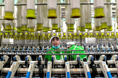 深センの繊維工場で作業する女性作業員、参考写真(Getty Images)