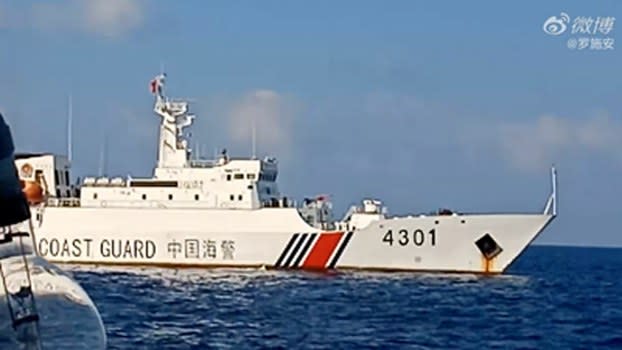 4月3日、ベトナム漁船に接近する中国海洋警備隊の船（スクリーンショット）