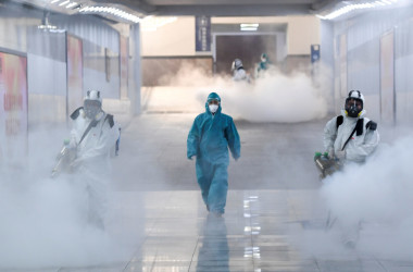 2020年2月4日、中国・湖南省長沙市で中共ウイルスの消毒作業を行うスタッフ　イメージ写真（cnsphoto via Reuters）