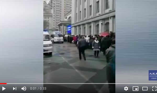 中国国内インターネット上に投稿された動画では、4月13日、ハルビン医科大学付属第一医院の前で市民が長い列を作って並んで診察を待っていた（スクリーンショット）