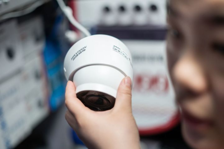  浙江海康（ハイクビジョン、Hikevision）の監視カメラを手に取る来店客、北京の量販店で2019年4月撮影（ハイクビジョン、Hikevision）（GettyImages）