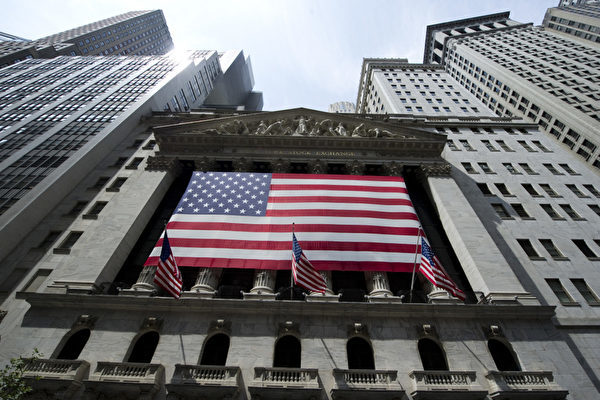 米ニューヨーク証券取引所。写真撮影は2011年8月18日（Photo credit should read DON EMMERT/AFP/Getty Images）