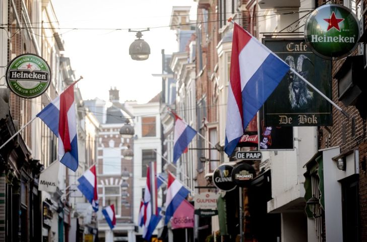 オランダの台湾事務所が名称変更した。中国共産党政府は反発し、「ネットユーザがオランダ製品のボイコットを始めている」と報じた。写真は、王の日を祝うために国旗を掲げる店舗の多いハーグ市内の様子（GettyImage）