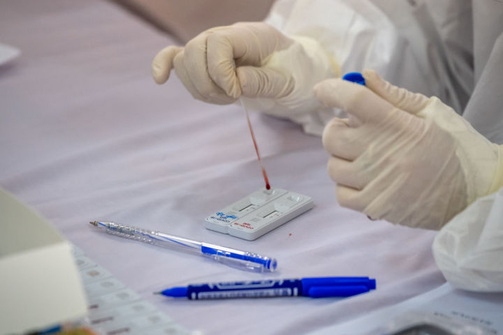 血液検査で中共ウイルスの感染を確認するベトナムハノイ病院の関係者（ Linh Pham/Getty Images）