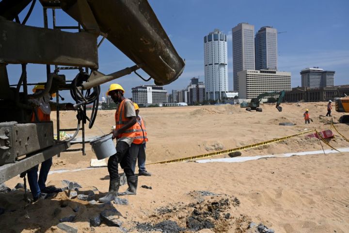 2020年2月、スリランカのコロンボ港にある中国投資の埋め立て地で作業する建設作業員（Getty Images）