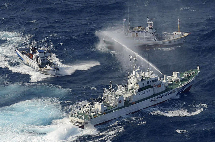 尖閣諸島周辺で外国漁船に対応する海上保安庁巡視船。参考写真、2012年撮影（GettyImages）