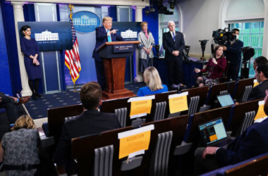2020年4月7日、ホワイトハウスで記者会見に出席したトランプ米大統領(MANDEL NGAN/AFP via Getty Images)