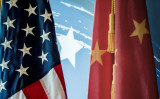 2017年6月30日、北京で行われたプロモーションイベントで展示された米国と中国の国旗（Fred Dufour/AFP via Getty Images）