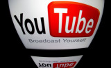 2012年12月4日、フランスのパリで、タブレットに表示された「YouTube」のロゴ　（Lionel Bonaventure/AFP/Getty Images）