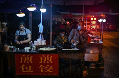 中国武漢市にある焼き餃子の屋台（HECTOR RETAMAL/AFP via Getty Images）