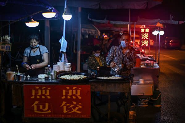 中国武漢市にある焼き餃子の屋台（HECTOR RETAMAL/AFP via Getty Images）