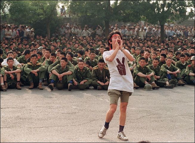 ビデオ会議アプリ「Zoom（ズーム）」は天安門事件についての関連会議を主催した人権団体のアカウントを一時停止した。写真は1989年6月3日、民主運動に参加する学生と、待機する人民解放軍兵士。天安門広場近くの通りで撮影（GettyImages）