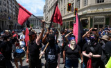 米ワシントンで「言論の自由」を求めるデモ行進を行うアンティファのメンバー。2019年7月撮影（Getty Images）
