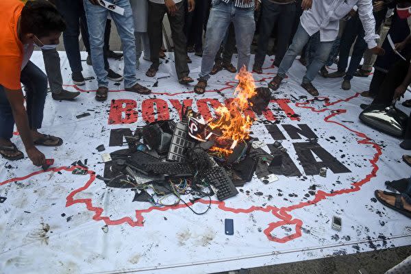 2020年6月中旬、中印両軍が国境で衝突した後、インドで中国製品の不買運動が広まった(DIBYANGSHU SARKAR/AFP via Getty Images)