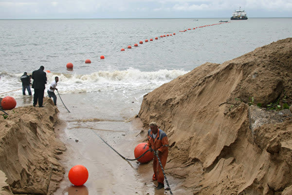 2011年10月27日、ガボン首都リーブルビル（Libreville）の沿岸で海底ケーブルの敷設作業を行っている技術者ら（（Photo by - / AFP）