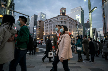 2020年1月、中国便が閉鎖する前、銀座を歩く中国人観光客（GettyImages）