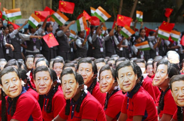 写真は中国・習近平国家主席の仮面をつけるインドの学生たち。2019年10月19日、モディ首相と習主席の非公式会談がチェンナイの学校で行われた(2020年 ロイター/P. Ravikumar)
