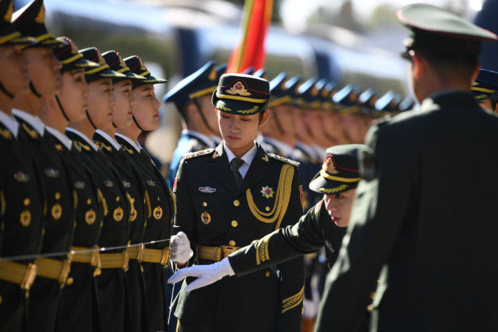 2018年、安倍晋三首相の訪中歓迎式を準備する中国軍女性兵士たち（GettyImages）