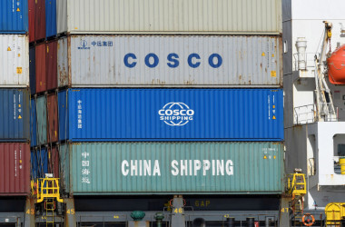 2020年3月11日、ドイツ・ハンブルク港で、中国企業の中国海運集団（China Shipping）と中国遠洋海運集団有限公司（ COSCO ）のコンテナが積み込まれている（Fabian Bimmer/File Photo/Reuters）
