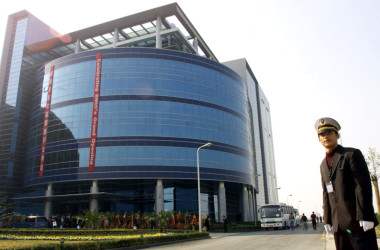 中国・上海にグランドオープンしたSMICの本社ビル＝2001年11月22日（ロイター）
