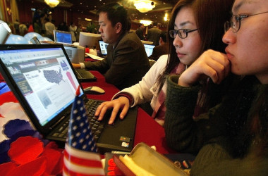 北京のネットカフェで、モニターを見つめる中国の大学生たち（GettyImages）