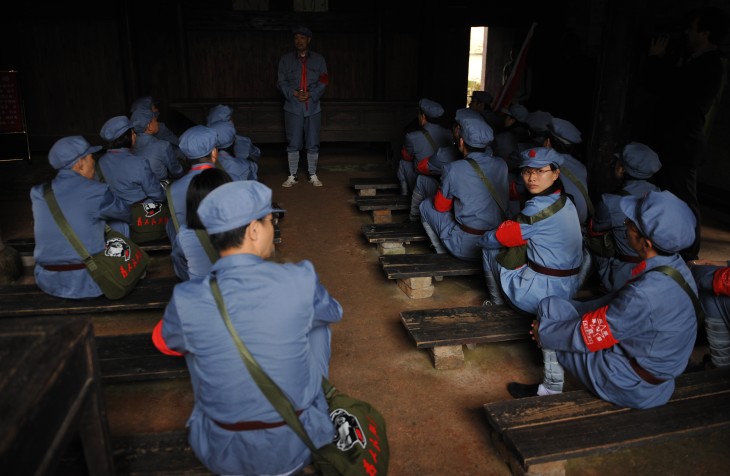 江西省井岡山で紅軍の服を着て革命教育を受けている人々。写真は2012年撮影。イメージ写真（PETER PARKS/AFP via Getty Images）