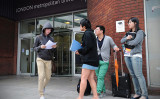 英ロンドン・メトロポリタン大学の前にいる学生ら（CARL COURT/AFP）