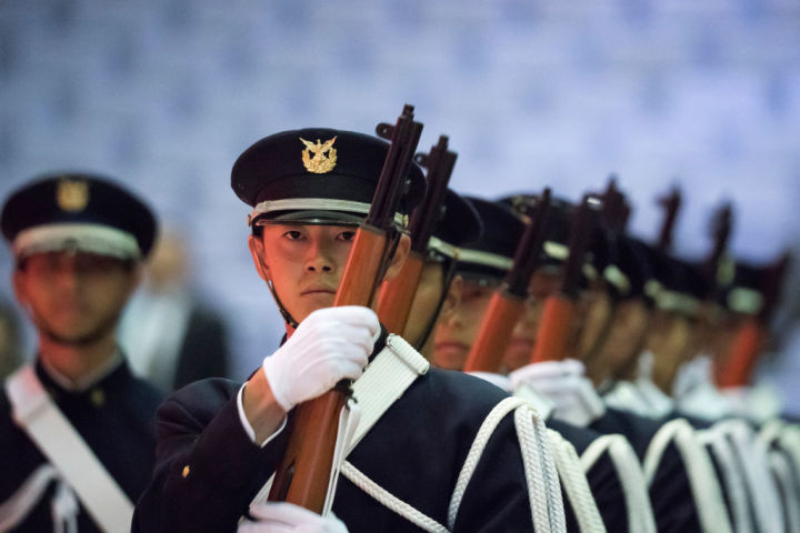 2020年3月、防衛大学校の卒業式が横須賀で行われた。写真は、行進する儀仗隊（GettyImages）