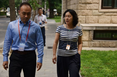 2019年6月29日に中国共産党の党員学校近くを歩く華春瑩氏(右)