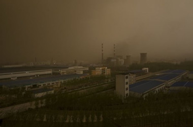 写真は、強風と砂ぼこりの天気の済南市(中国山東省)