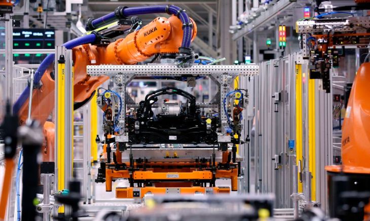 欧州連合(EU)は、外国投資審査制度「FDI」を全面施行した。中国企業に買収されたロボット技術大手KUKAの機器は、ドイツ車フォルクスワーゲンの車の組み立て作業を行う(GettyImages)