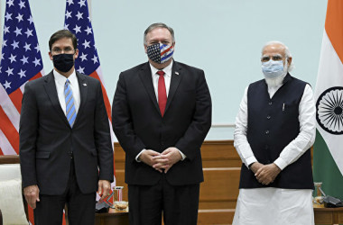 インドのモディ首相（右）、ポンペオ米国務長官（中央）、エスパー米国防長官（左）が10月27日に撮影した集合写真（PIB/AFP）