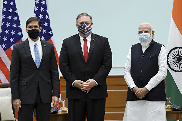 インドのモディ首相（右）、ポンペオ米国務長官（中央）、エスパー米国防長官（左）が10月27日に撮影した集合写真（PIB/AFP）