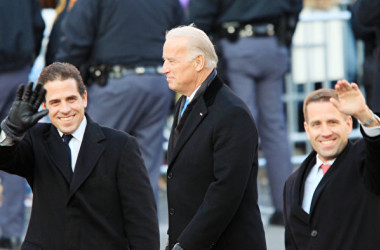 2009年1月20日、ワシントンDCでのオバマ前米大統領の就任式パレード中に撮られた、当時の米副大統領ジョー・バイデン氏（中）とその息子のハンター・バイデン氏（左）とボー・バイデン氏（右）（David McNew/Getty Images）