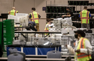 2020年11月6日、米ペンシルベニア州フィラデルフィア市で集計作業を続けている選挙スタッフら(Chris McGrath/Getty Images)