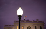 11月10日、星条旗のはためくホワイトハウス（BRENDAN SMIALOWSKI/AFP via Getty Images）