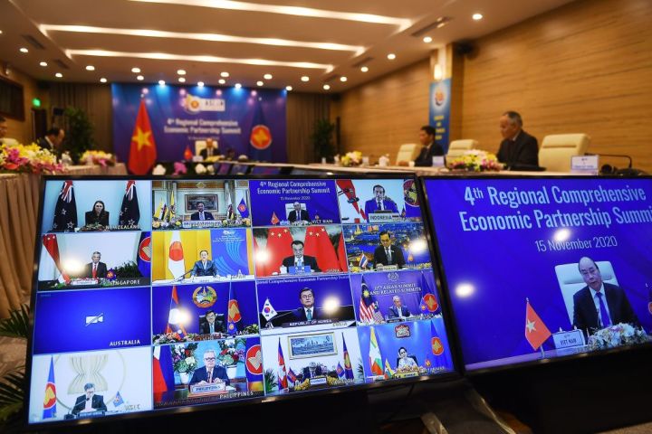 東アジア包括的経済連携協定（RCEP）サミットのホスト国であるベトナム・ホーチミンで11月15日撮影。各国首脳や経済担当は映像で参加している（NHAC NGUYEN/AFP via Getty Images）