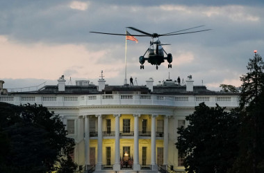 米シンクタンク・ヘリテージ財団は報告のなかで、米軍の投資強化の必要性を強調した。写真は10月5日、ホワイトハウス前を飛ぶ米海軍ヘリ(Drew Angerer/Getty Images)