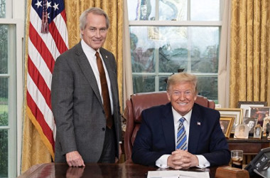 2020年3月11日、トランプ大統領（右）とルシアン・リンカーン・ウッド（Lucian Lincoln Wood）弁護士（左）（パプリックドメイン）