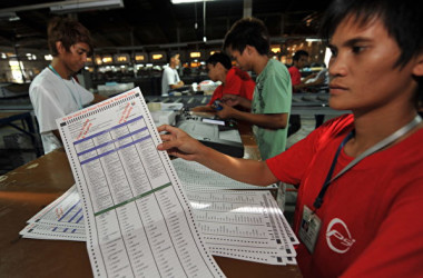 2010年5月、フィリピン大統領選挙で、投票機の使い方を紹介するSmartmaticの従業員(TED ALJIBE / Getty Image)