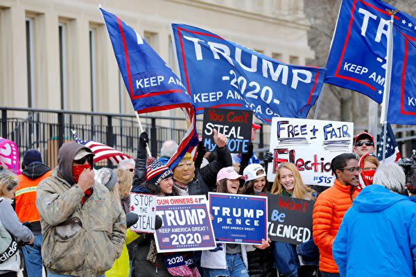 11月23日、トランプ米大統領の支持者たちがミシガン州の州都に集まった（JEFF KOWALSKY/AFP via Getty Images）