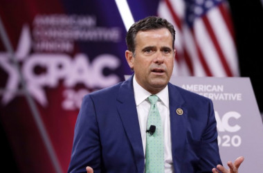 保守政治活動会議(CPAC)で演説するジョン・ラトクリフ下院議員 (共和党、テキサス州選出)=2020年2月27日(Alex Wong/Getty Images)
