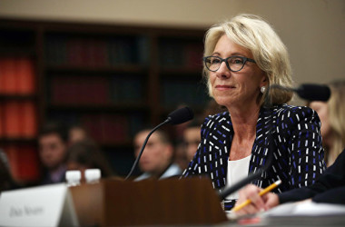 米教育省のベッツィ・デヴォス長官(Alex Wong/Getty Images)