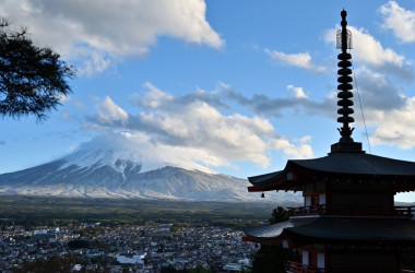 山梨県富士吉田市から望む富士山（CHARLY TRIBALLEAU/AFP via Getty Images）