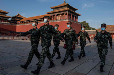 2020年9月20日、北京の紫禁城の入り口で、マスクをして行進する憲兵隊（Nicolas Asfouri/AFP via Getty Images）