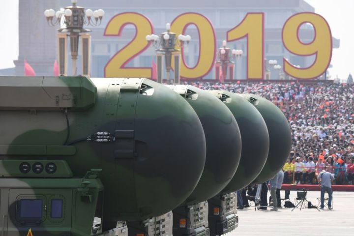2019年、中国北京で行われた軍事パレードで披露された、核弾頭搭載可能な大陸間弾道ミサイル「東風41（DF-41）」（GREG BAKER/AFP via Getty Images）