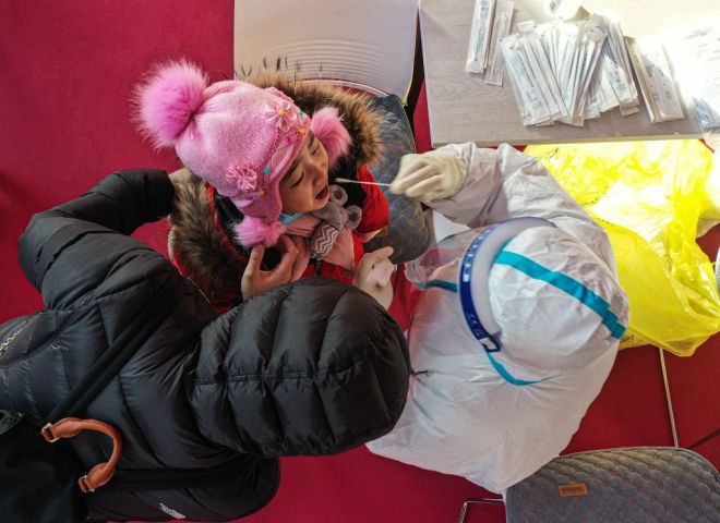 遼寧省瀋陽市で、検査を受ける女の子(STR/AFP via Getty Images)