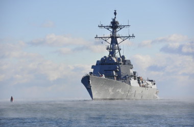 航行中のラファエル・ペラルタ号ミサイル駆逐艦(U.S. Navy photo/Released)